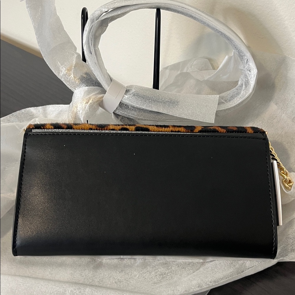 🔥 Michael Kors Leopard Print Crossbody Bag with Black Trim and Gold Hardware - Picture 7 of 10